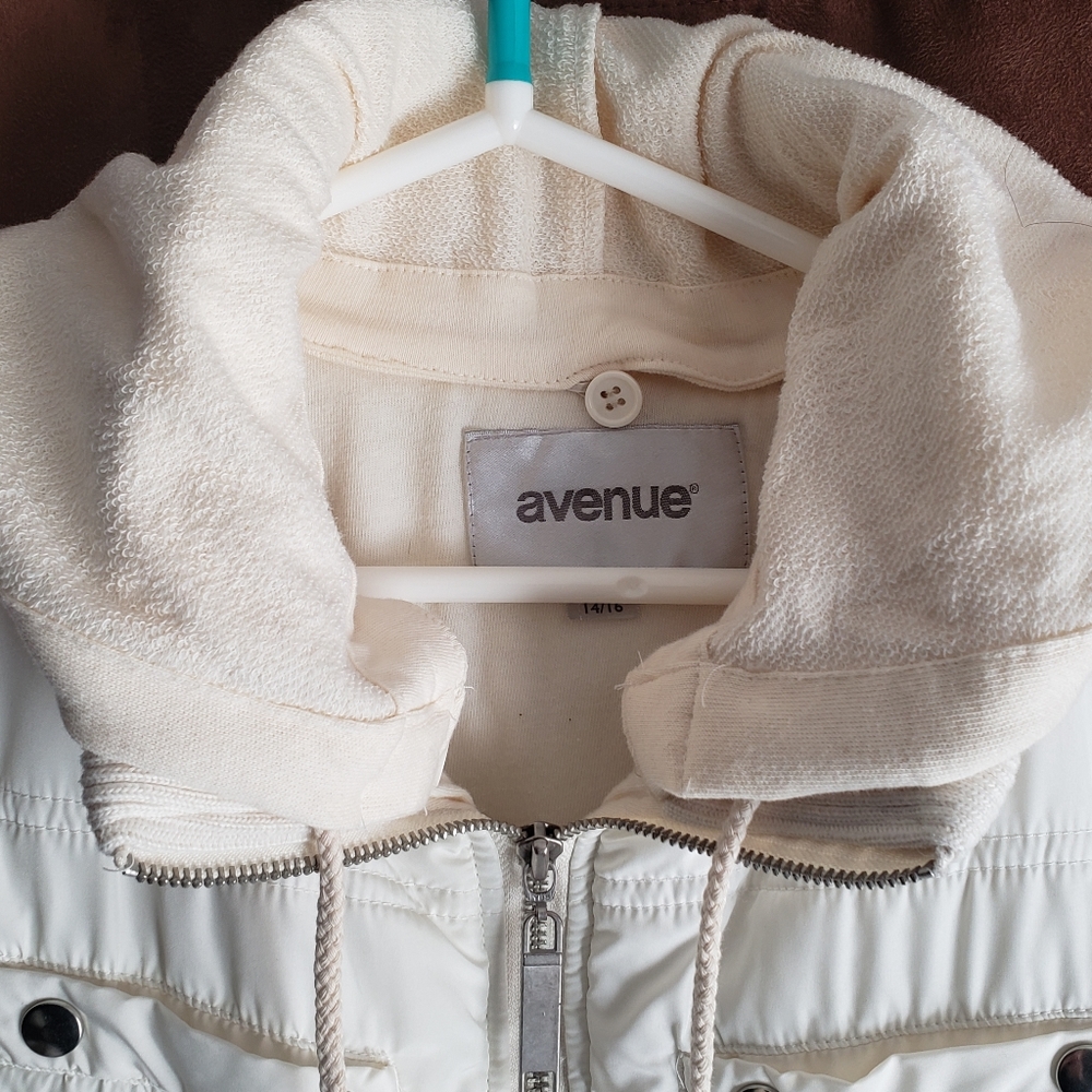 Avenue cream-colored vest - size 14/16